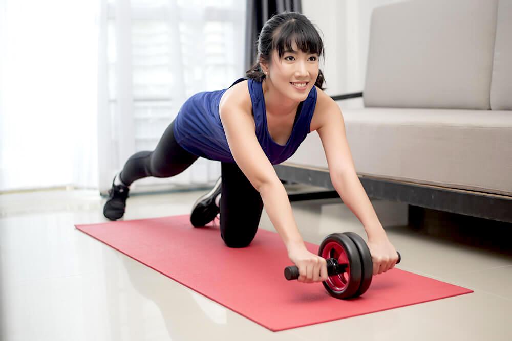 woman using ab wheel