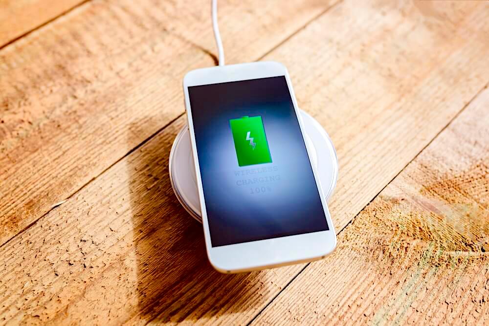 Smartphone charging on wireless charging port