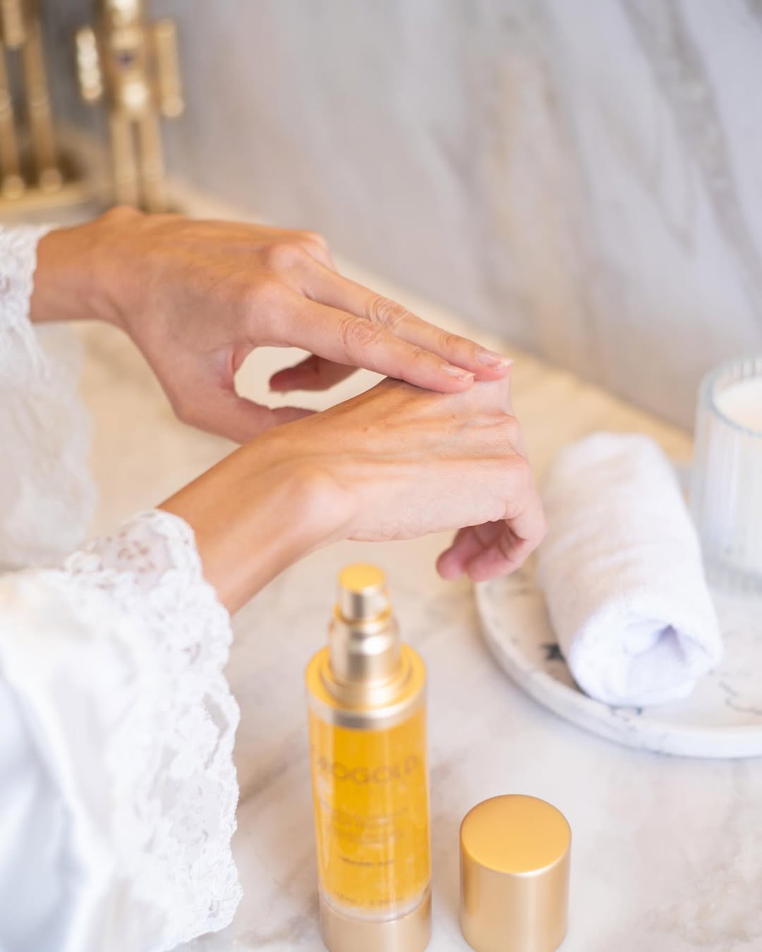 Using the OROGOLD 24K Deep Peeling on hand